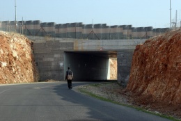 Road closed by walls and fences used by Israeli settlers only above in Qalqilia. Photo: Bassam Almohor